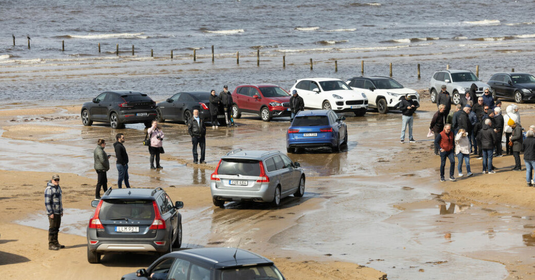 En demonstration i Laholm för rätten att ta bilen ner till vattnet. Protest mot bilstopp på stranden