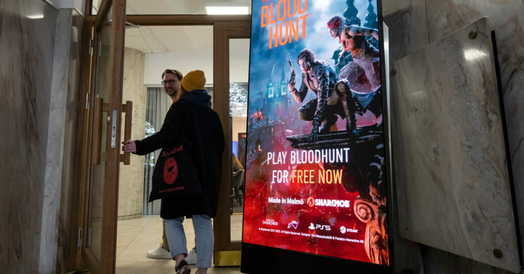 En digital poster för spelet "Bloodhunt" i entrén hos spelutvecklaren Sharkmob vid Stortorget i Malmö. Arkivbild. Sharkmob stoppar utvecklingen av "Bloodhunt"