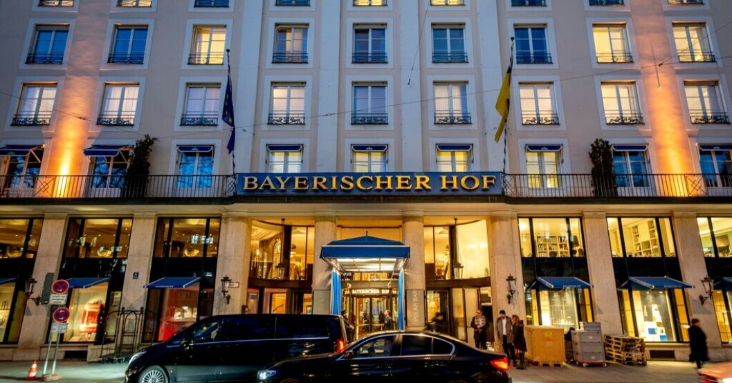 En flygstrejk påverkar Münchens flygplats samtidigt som en säkerhetskonferens ska hållas i hotell Bayerischer Hof i staden. Strejker stoppar hundratals München-flygningar