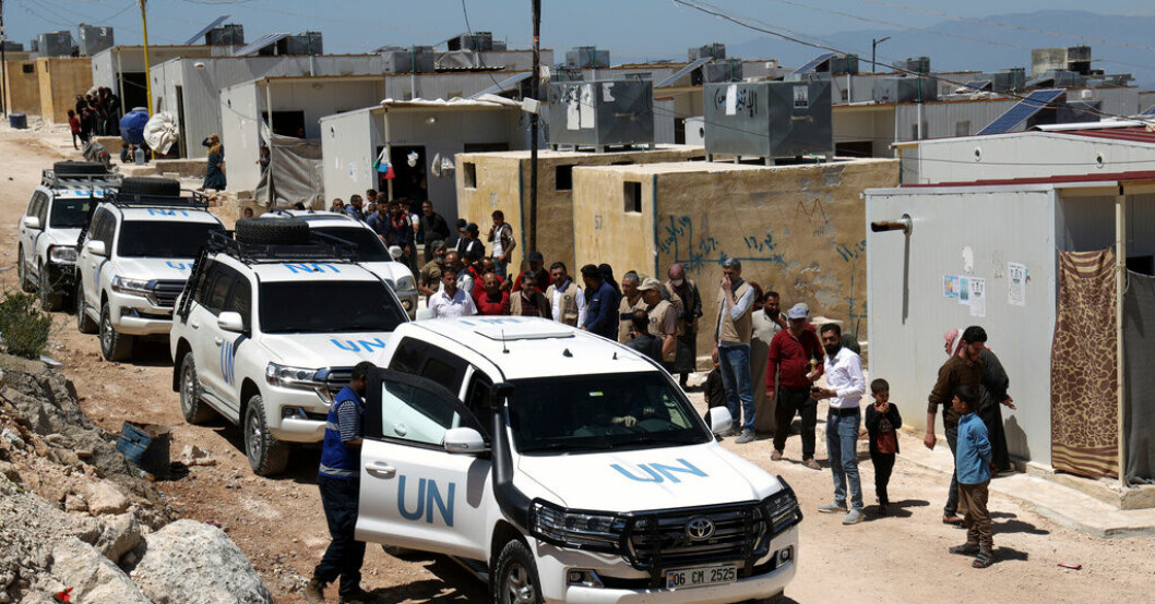 En FN-konvoj anländer till ett läger i provinsen Idlib, Syrien, onsdagen den 3 maj 2023. Tre månader efter att en massiv jordbävning drabbade Turkiet och Syrien förblir levnadsförhållandena svåra i Syriens rebellkontrollerade nordväst. Arkivbild. FN varnar: Syriens fattigdom kan fördjupas