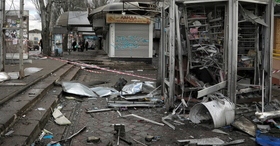 En förstörd kiosk efter en tidigare dödlig rysk attack mot Cherson i Ukraina i februari i år. Arkivbild. Tiotals döda i attack mot Chersonregionen