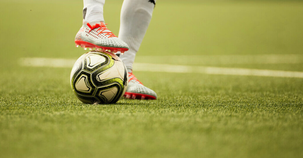 En fotbollsspelare med meriter från allsvenskan och landslagsspel har häktats för två fall av misshandel. Arkivbild. Häktade spelaren avstängd av klubben