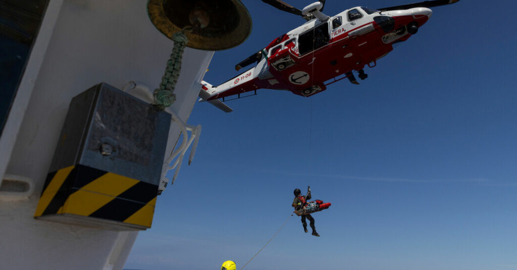 En helikopter från den italienska kustbevakningen räddar en migrant. Arkivbild. Migranter räddade från obebodd ö
