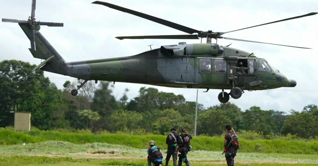 En helikopter på en militärbas i Calamar, Colombia den 23 maj. Helikoptern deltog i sökandet efter barnen. Arkivbild. Gav aldrig upp – så hittades barnen i Amazonas