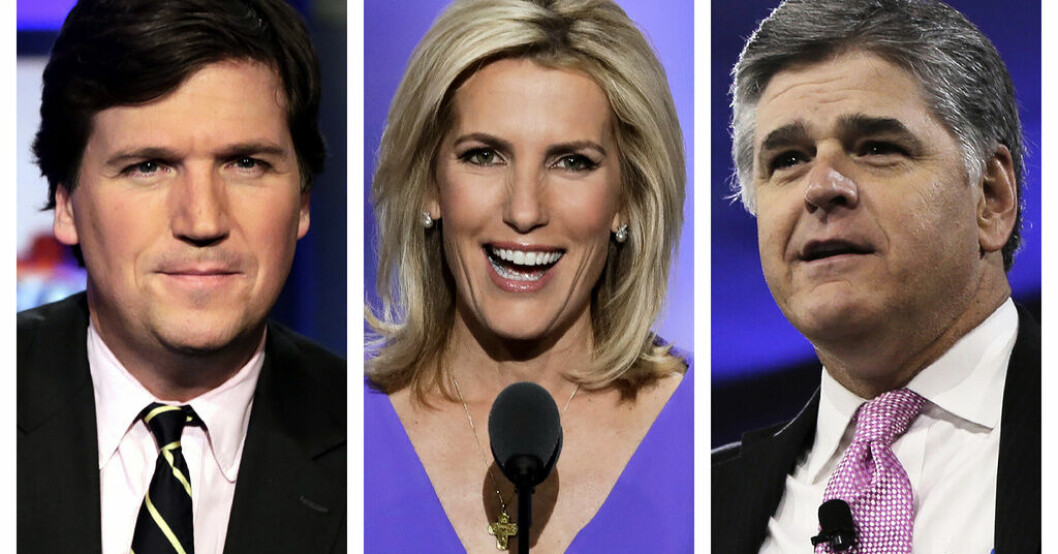 En ihopklippt arkivbild med Fox-profilerna Tucker Carlson, Laura Ingraham och Sean Hannity, vars privata sms offentliggjorts i samband med en utredning mot Fox News. Trump-trogna utåt, hård kritik inåt: "Patetiska"