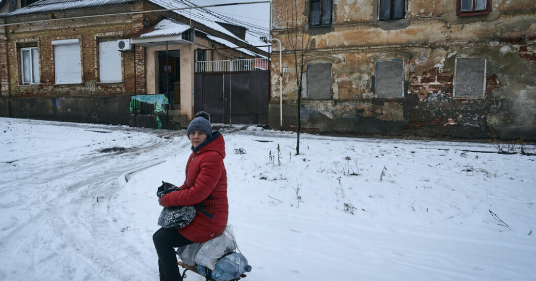 En invånare i Bachmut i regionen Donetsk den 14 februari. Moskva hävdar kontroll över ort nära Bachmut