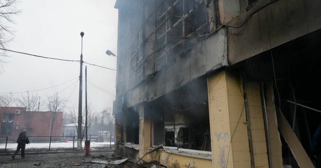 En journalist vid en förstörd byggnad i Kiev. Bilden är tagen den 2 mars 2022. Rapport: Fler journalister fängslas i Europa