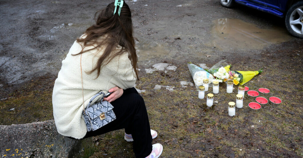 En klasskompis till mördade mannen sitter med ryggen mot kameran.