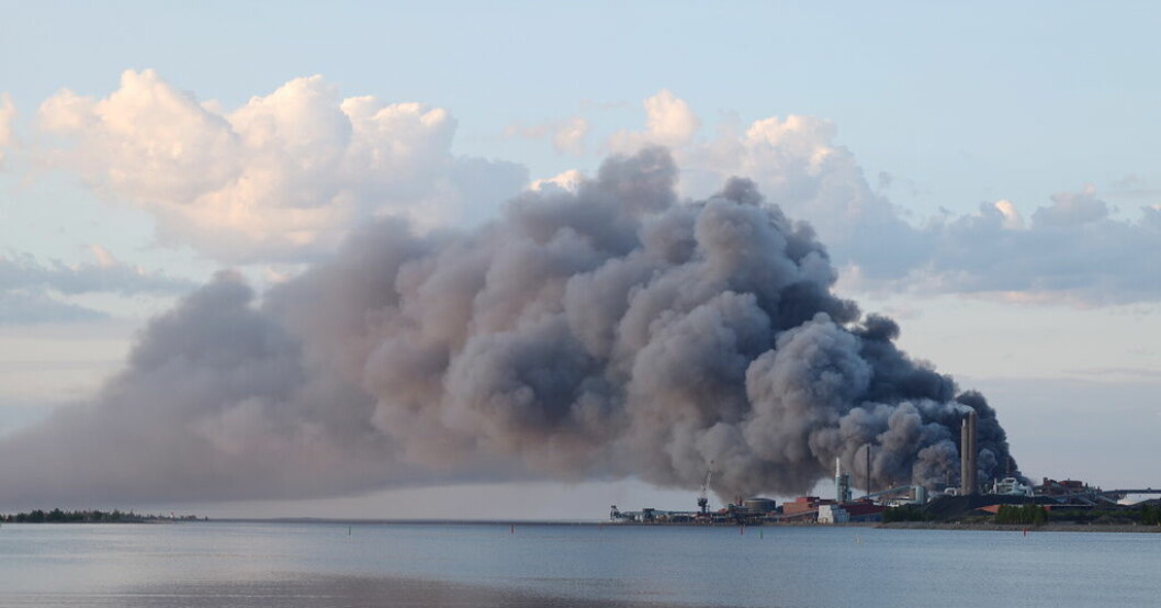 En kraftig brand rasar i Rönnskärsverken i Skelleftehamn. Brand i smältverk – rök kan dra in över staden