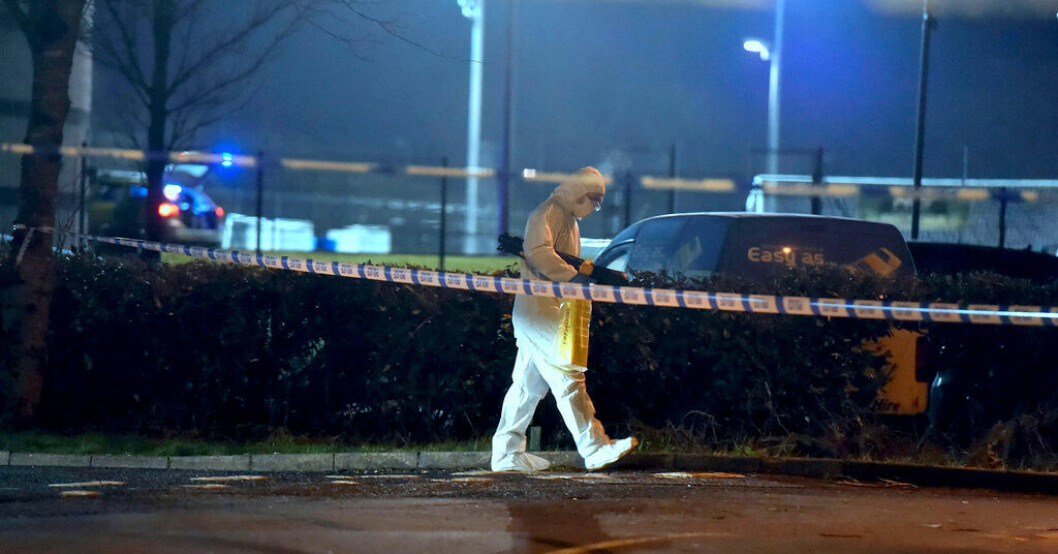 En kriminaltekniker på platsen där en polis sköts i nordirländska Omagh. Nordirland: Tre gripna efter skott mot polis
