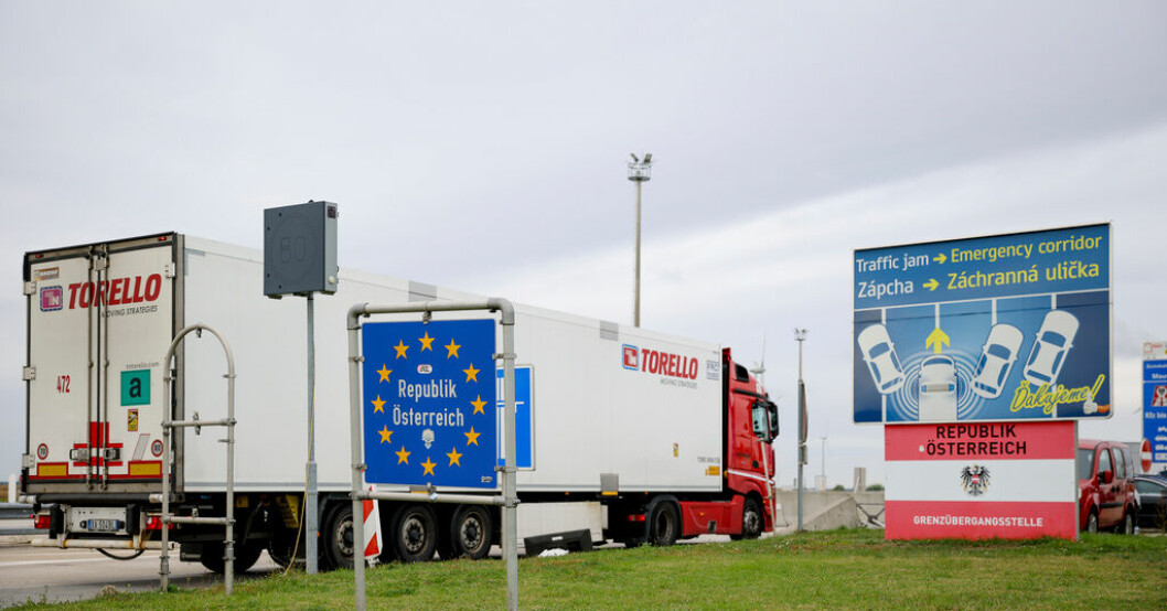 En lastbil åker in i Österrike från Slovakien. Lastbilen har ingenting med artikeln att göra. Arkivbild. 35 migranter hittade i lastbil – en gripen