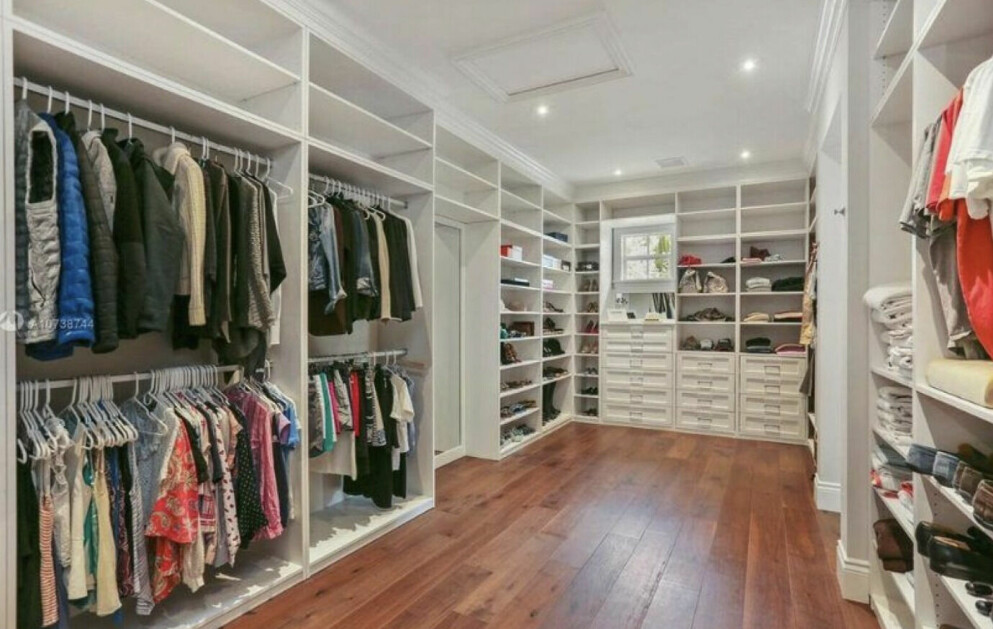 En lyxig walk-in-closet. En lyxig walk-in-closet.