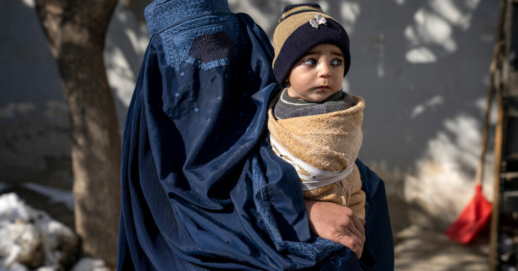 En mamma och hennes undernärda barn på ett sjukhus drivet av FN i Kabul i januari. Sedan talibanernas maktövertagande befinner sig landet i en akut humanitär och ekonomisk kris. Talibaner bannlyser p-piller – barnmorskor hotas