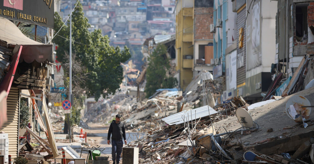 En man bland förstörda byggnader i den turkiska staden Antakya. Ytterligare 33 miljoner till Turkiet och Syrien