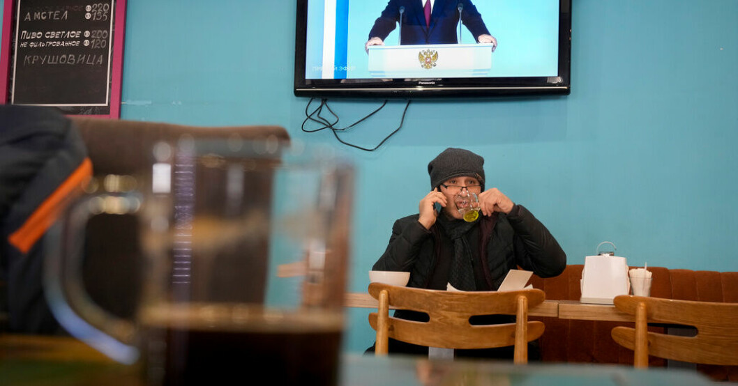 En man dricker te på ett kafé i S:t Petersburg under Vladimir Putins årliga tal till parlamentet. Skryt och skrämsel – tio snabba från Putins tal