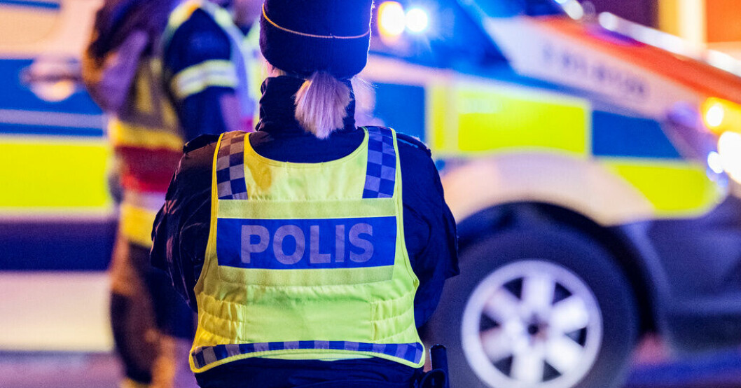 En man har gripits för mordförsök efter att ha kört mot flera personer med sin bil. Man gripen – körde på person: "Hämndaktion"