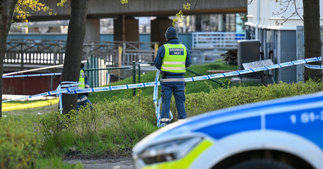 En man har hittats med livshotande knivskador i Göteborg. Polisinsatsen pågår. Man gripen för mordförsök i Göteborg