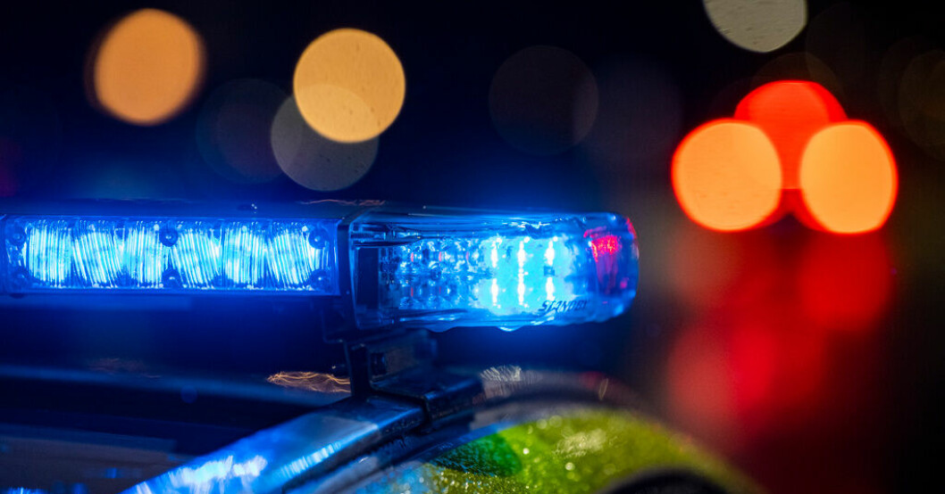 En man har skjutits i Tumba söder som Stockholm. Arkivbild. Två anhållna för mordförsök i Tumba