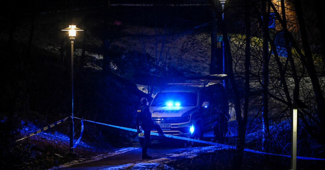 En man hittades på tisdagskvällen allvarligt skottskadad utomhus i ett bostadsområde i Rissne, Sundbybergs kommun, norr om Stockholm, enligt polisen. Man allvarligt skottskadad – fem gripna