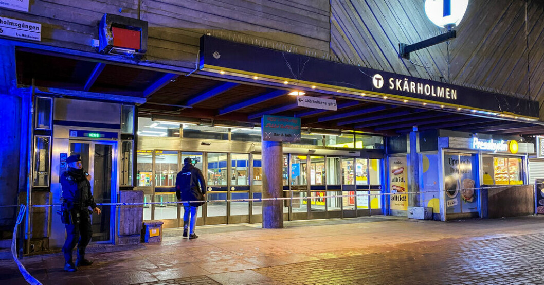 En man i 30-årsåldern är begärd häktad efter skjutningen i Skärholmen i onsdags. En begärs häktad för mord i Skärholmen