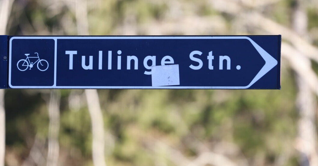 En man i 50-årsåldern sköts natten mot fredags ihjäl i sin bostad i Tullinge, söder om Stockholm. Mannen var ostraffad men hans son uppges ha kopplingar till ett kriminellt nätverk. "Ny gräns" passerad när anhöriga attackeras