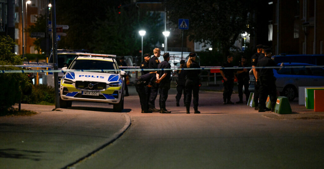 En man i övre 20-årsåldern blev skjuten på fredagskvällen. Tonåring anhållen efter skjutning i Jordbro