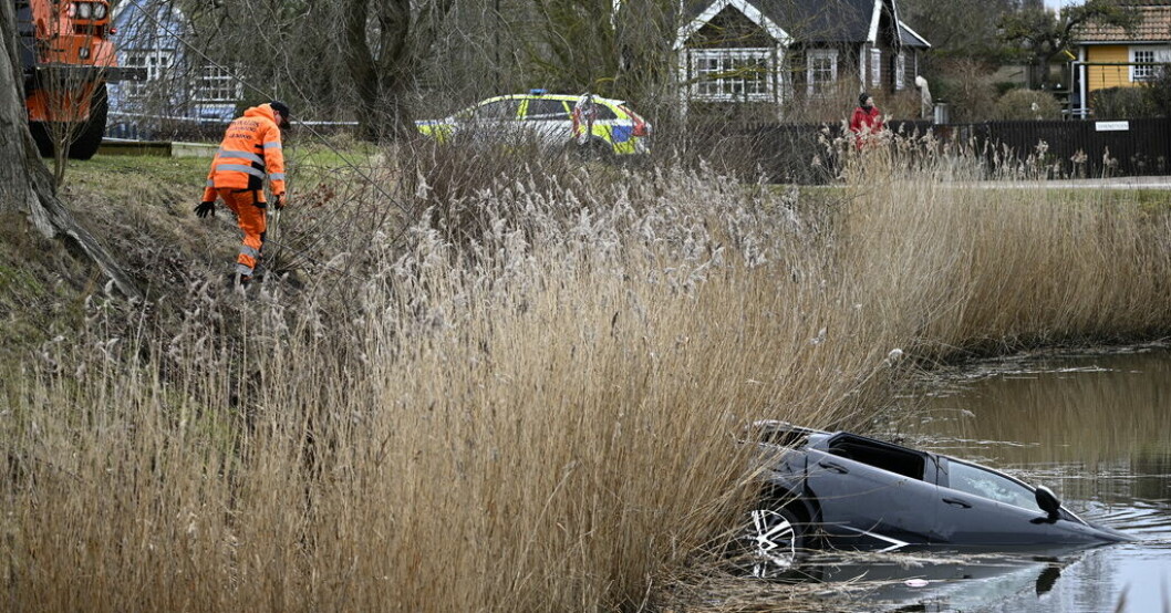 En man omkom sedan bilen han färdades i hamnat i vallgraven vid Citadellet i Landskrona. Bil ner i vallgraven – man död