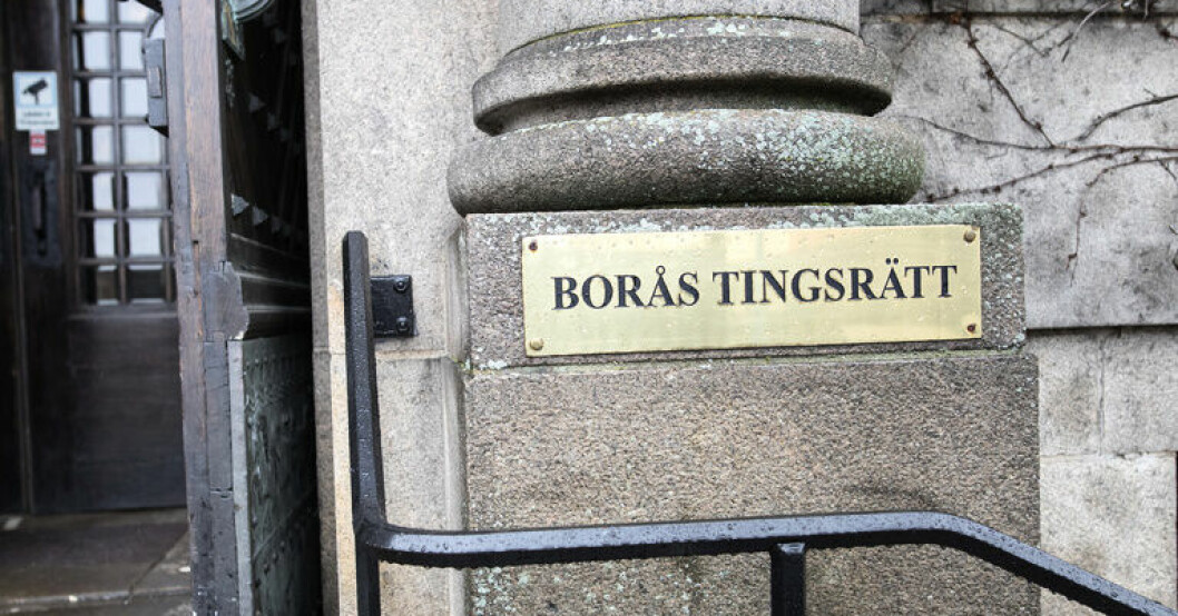 En man som hotade två poliser med kniv döms nu av Borås tingsrätt. Arkivbild. Man sköts av polisen – döms själv för knivhot