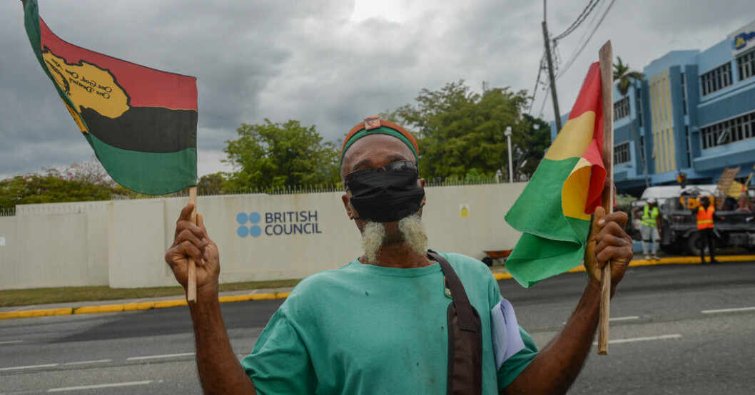 En man som protesterar i samband med prins Williams besök i Jamaica i mars i fjol. Arkivbild. Brittisk kröning påskyndar republikplaner