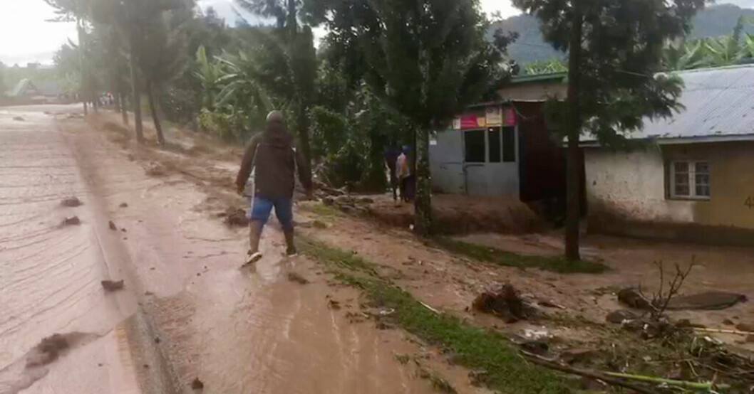 En man tar sig fram genom översvämningsvatten i västra Rwanda på tisdagen. Över hundra döda i översvämningar i Rwanda