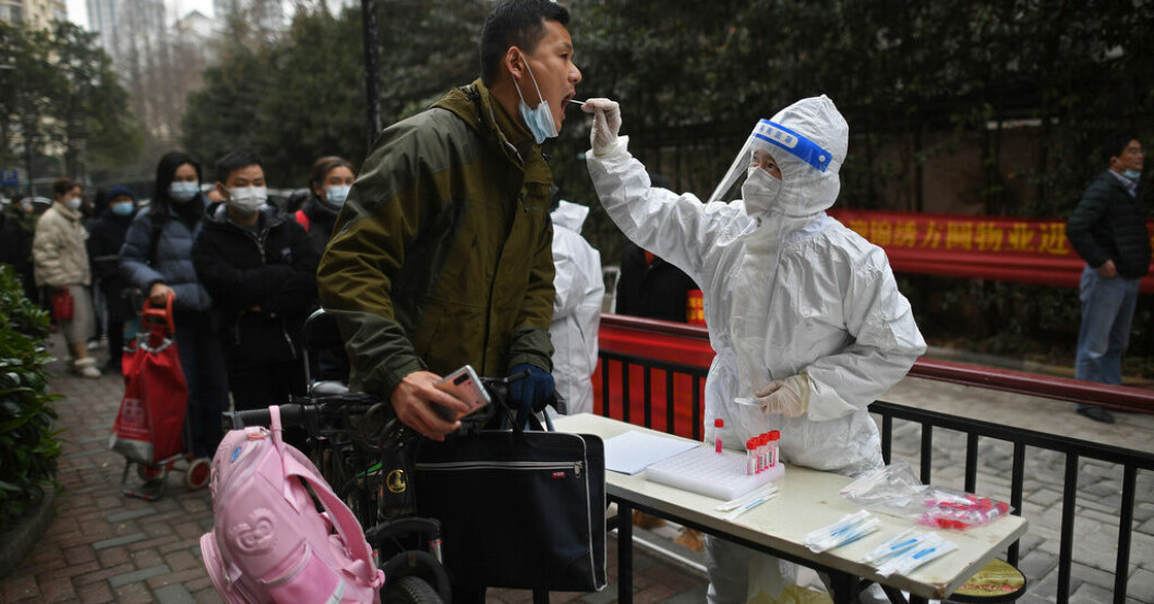 En man testas för covid-19 i Wuhan i februari 2022. Visselblåsare i Wuhan frisläppt – efter tre år