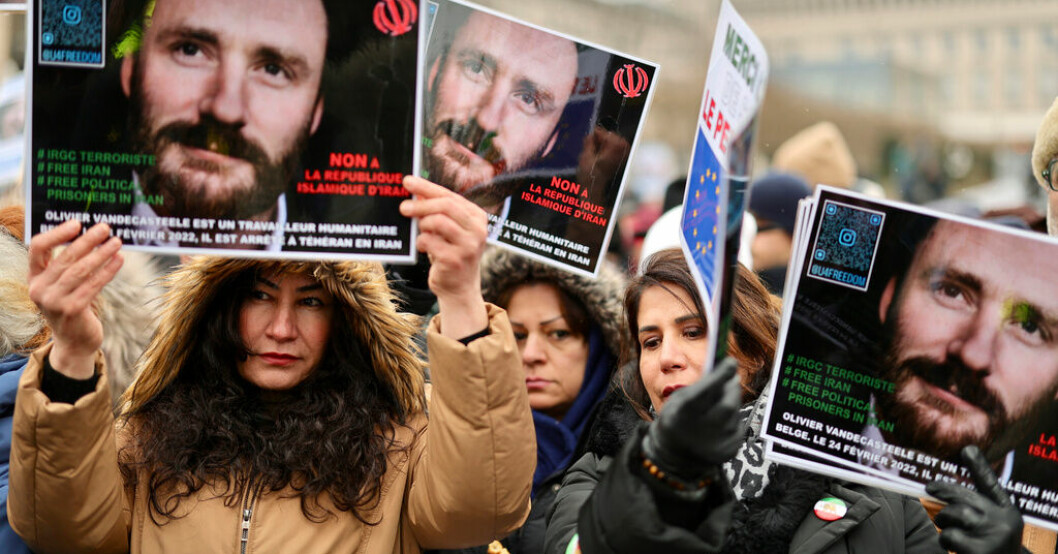En manifestation för Olivier Vandecasteele i Bryssel i januari. Iran friger belgisk hjälparbetare i fångutbyte