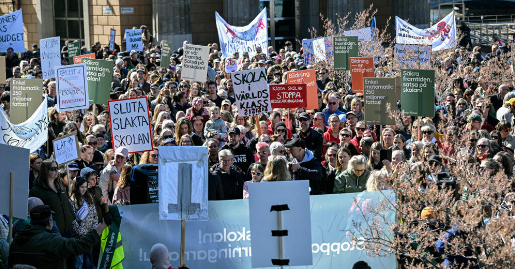 En manifestation mot nedskärningarna i skolan vid Stockholms stadshus under lördagen. I dagsläget går skolsektorn enligt Sveriges Lärares beräkningar 12 miljarder back. Stockholms lärare: "Sluta slakta skolan"