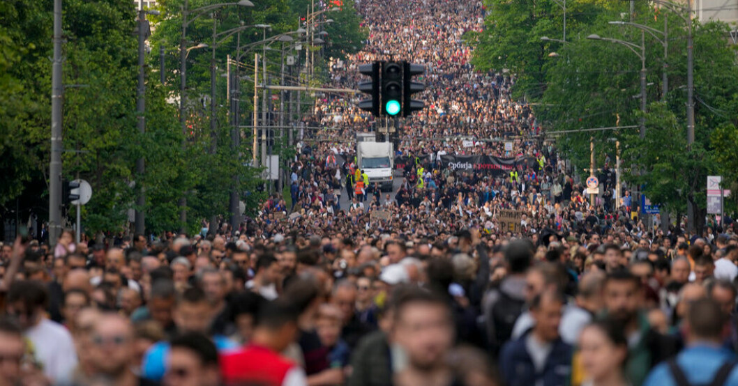 En manifestation mot våld framför parlamentet i Serbiens huvudstad Belgrad. Massiv manifestation mot våld i Belgrad