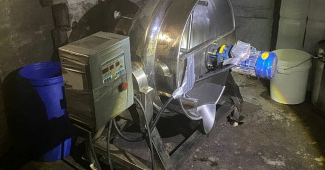 En maskin för blandning av vattenpipstobak, som hittades vid tillslaget i Åmotfors i västra Värmland. Handout. 800 kilo tobak hittades i olaglig "fabrik"