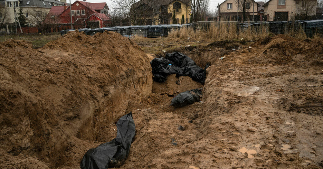 En massgrav som upptäcktes i Butja utanför Kiev efter att de ryska styrkorna dragit sig tillbaka därifrån. Bilden togs den 3 april förra året. Rysslands lögner sprids på bred front