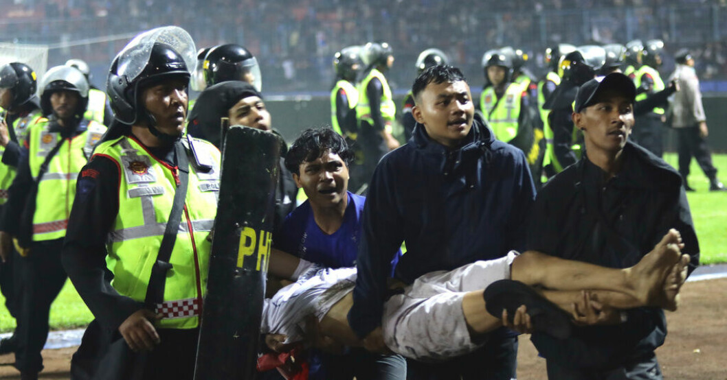 En matchdelegat för fotbollskatastrofen i Indonesien döms till 18 månaders fängelse. Ansvariga dömda till fängelse efter fotbollskatastrof