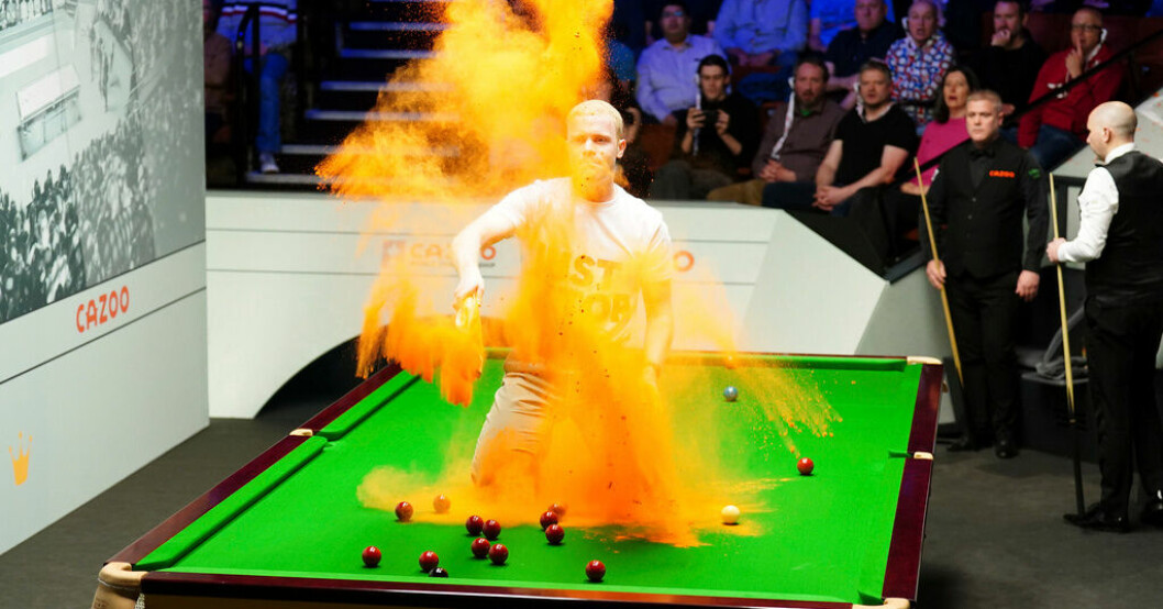 En miljöaktivist på biljardbordet under snooker-VM i Sheffield. Miljöaktivister med attack på snooker-VM