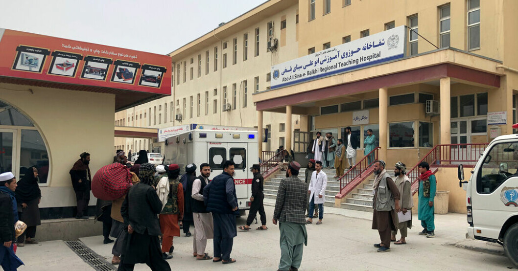 En mindre folksamling utanför ett sjukhus i Mazar-e-Sharif, efter bombdådet mot guvernören. Arkivbild. Talibanledare dödad i bombdåd