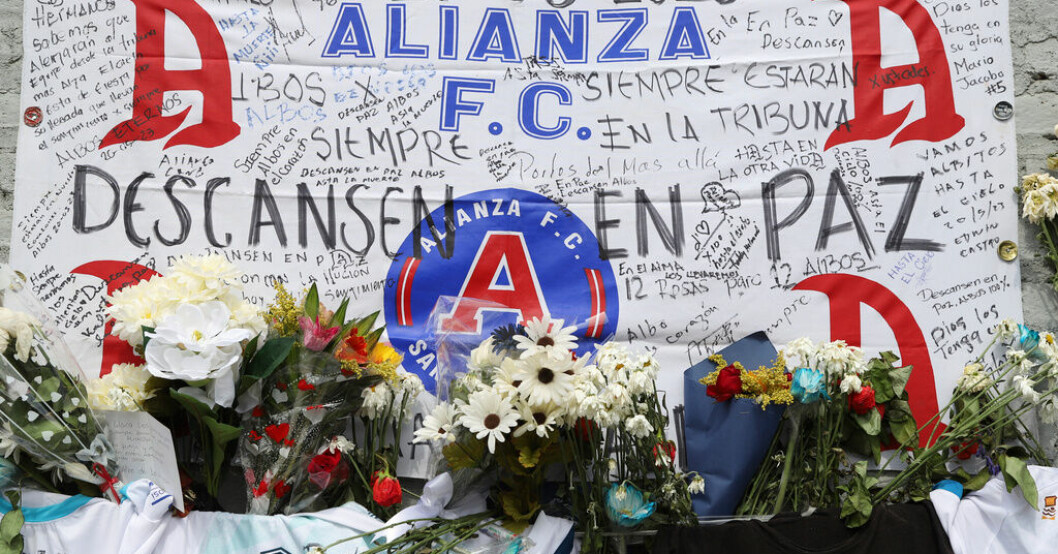 En minnesplats för personerna som miste livet i samband med matchen mellan Alianza och FAS på Monumental Stadium i Cuscatlan, El Salvador. Arkivbild. Ligan ställs in – efter katastrofen