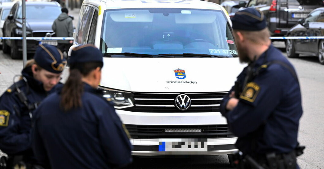 En morddömd tonåring fritogs av maskerade gärningspersoner i Södertälje på torsdagen. På bilden Kriminalvårdens bil som pojken hade transporterats i. Fritagning kan ha planerats med mobil inifrån