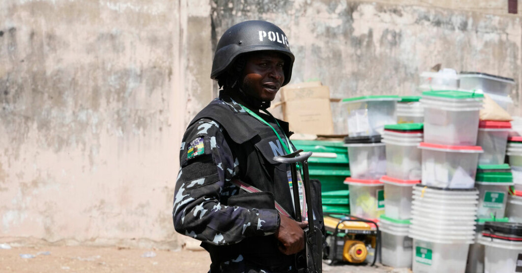 En nigeriansk polis. Arkivbild. Amerikansk konvoj attackerad i Nigeria