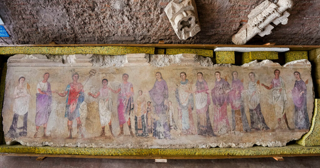 En odaterad bit av en väggmålning som föreställer gudar och kvinnliga figurer var ett av de 750 arkeologiska fynden från hemliga utgrävningar på italienskt territorium som visades upp under en presskonferens i Rom på onsdagen. 750 plundrade konstskatter tillbaka till Italien