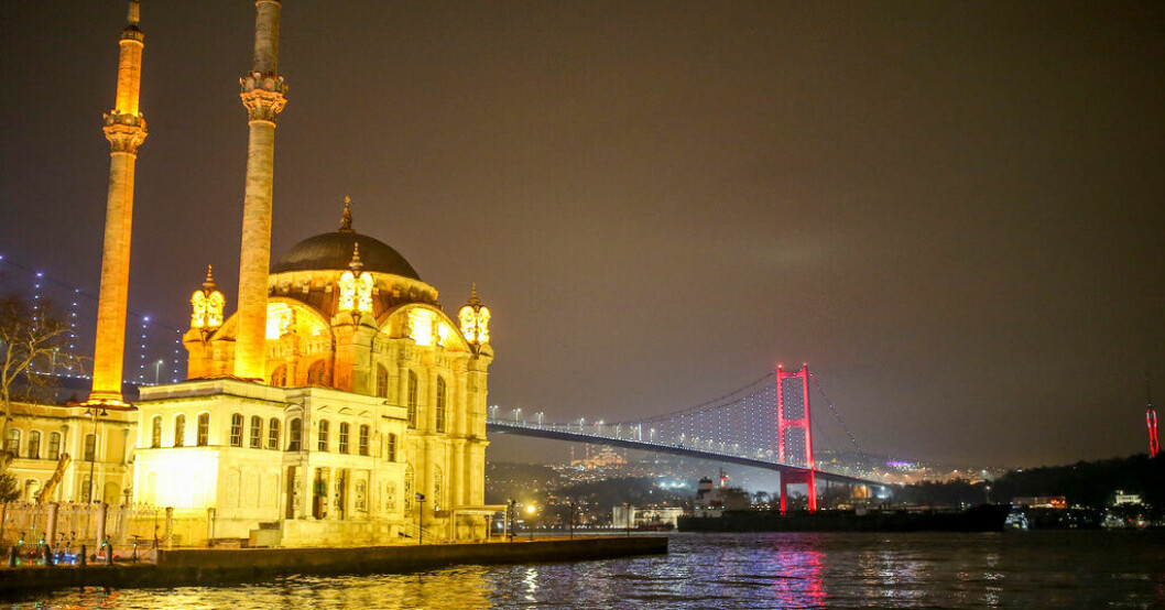 En oljetanker på väg förbi Istanbul genom Bosporen efter avgång från den ryska oljehamnen i Novorossijsk i december. Arkivfoto. Sanktionsrundarna ska straffas – men hur?