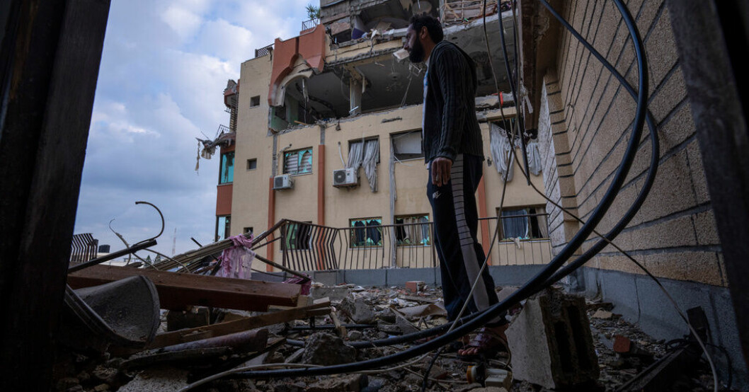 En palestinsk man inspekterar skadorna på det hus han bor i efter att israeliska stridsflyg på tisdagen genomfört räder mot bostäder i Gaza City i syfte att komma åt tre ledare inom den väpnade gruppen Islamiska jihad. Flera döda efter israeliska flyganfall i Gaza
