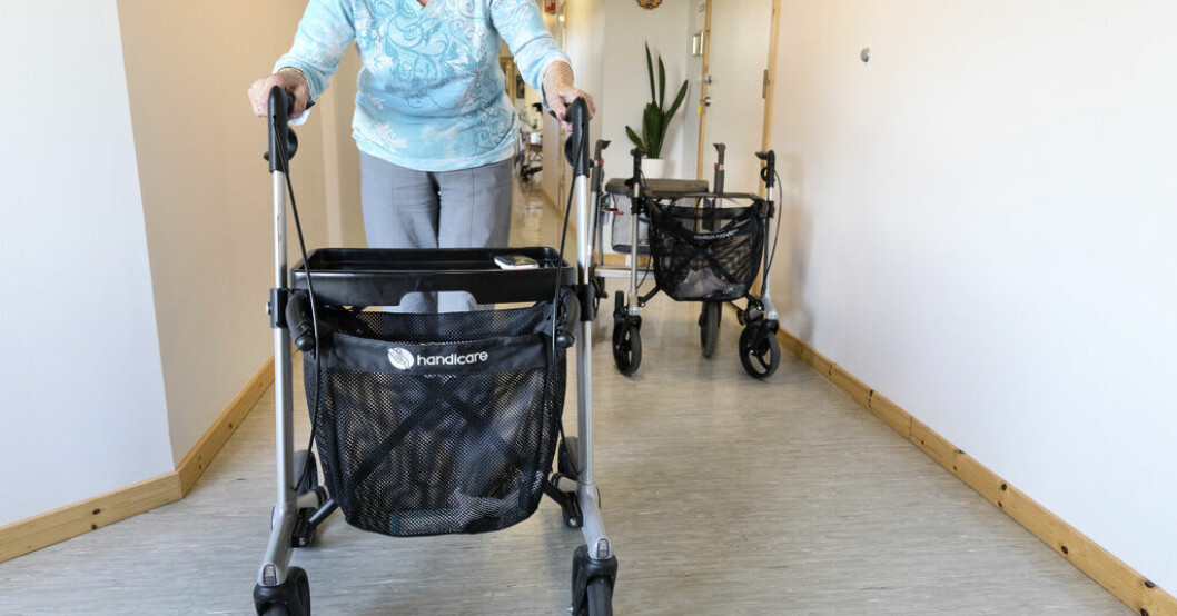 En patient fick vänta länge på en gåstol. Personen och gåstolen på bilden är inte den som beskrivs i artikeln. Arkivbild. Gåstol försenades – patient fick krypa på golvet