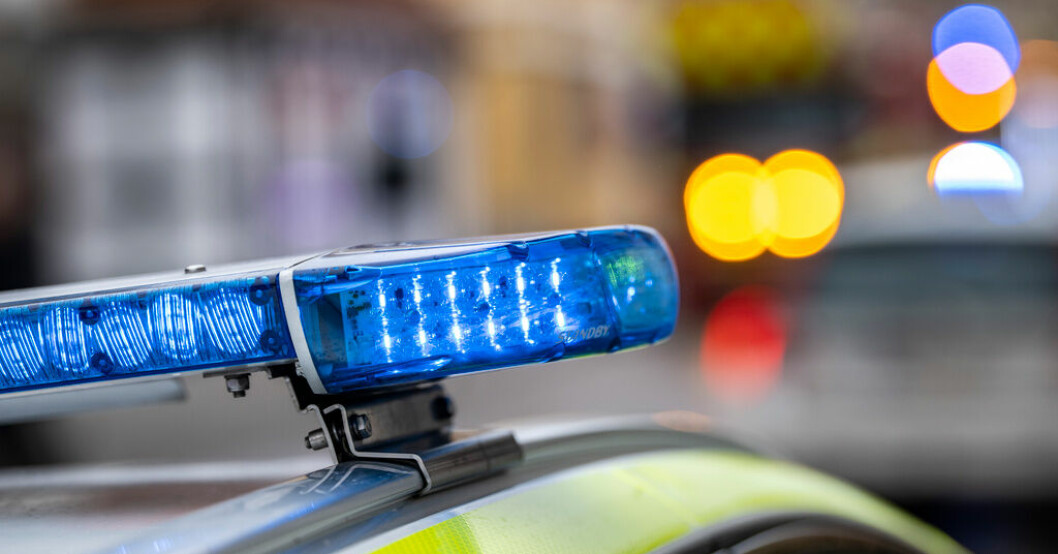 En person fördes till sjukhus med ambulans efter branden. Arkivbild. VMA hävs efter efter batteribrand