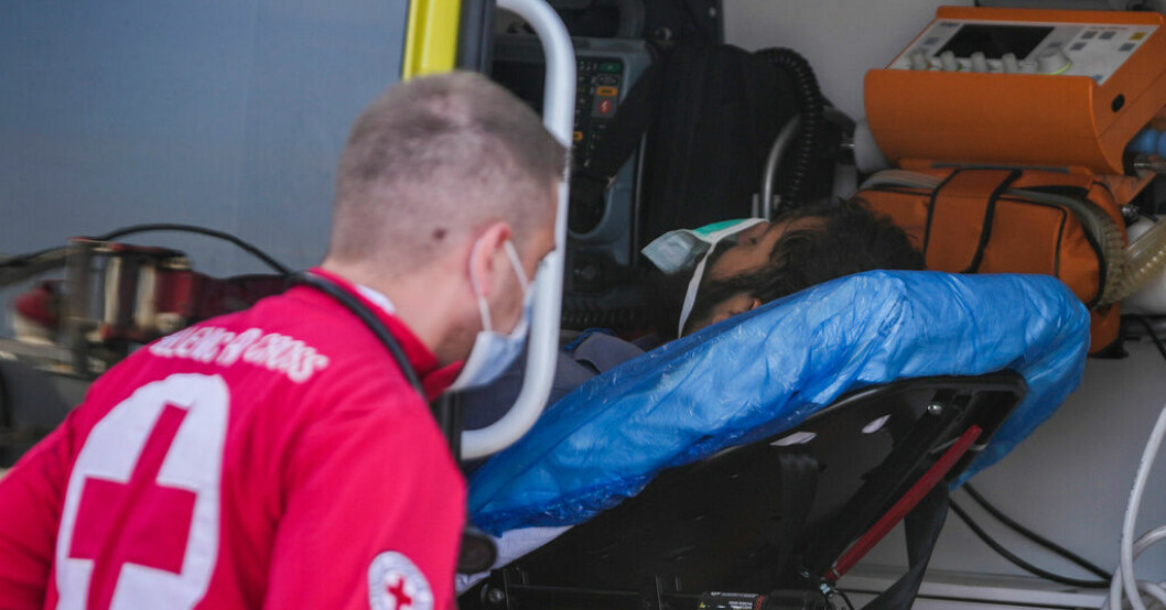 En person förs i väg i ambulans efter båtolyckan utanför Greklands kust tidigare i veckan. Misstänkta smugglare gripna efter båttragedi