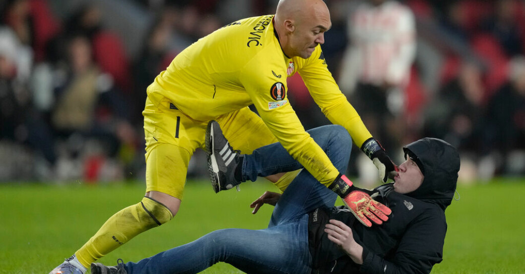En planinkräktare slog Sevillas målvakt Marko Dmitrovic i Europa League-matchen för två veckor sedan. Arkivbild. Attackerade målvakt – döms till fängelse