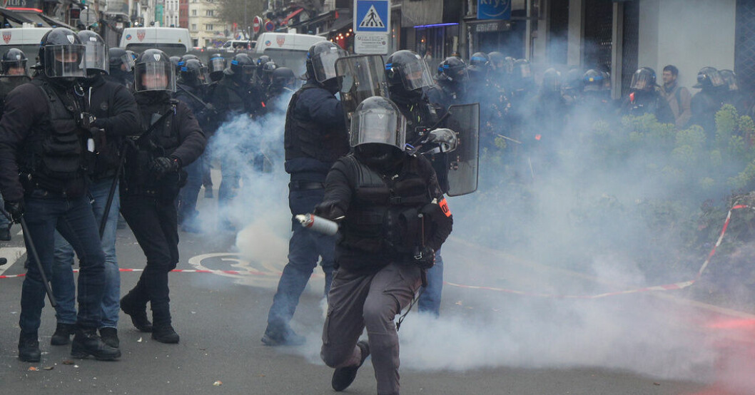 En polis förbereder sig för att kasta en tårgas under demonstrationen i Lille. 740 000 protesterar – våldsamma sammandrabbningar: ”Döda poliser…”